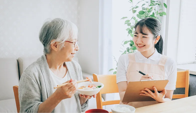 高齢者と対話する様子